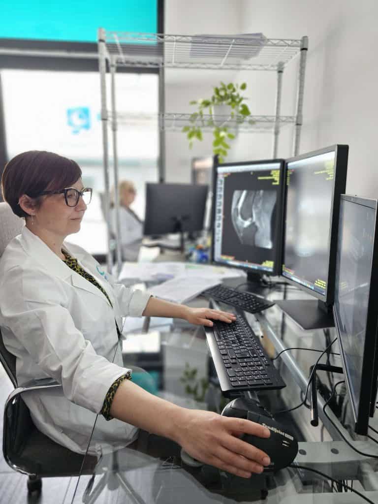 Un tecnico sanitario osserva al computer i rusltati di una risonanza magnetica