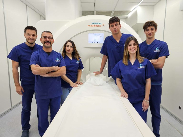 Staff davanti alla macchina della Risonanza magnetica