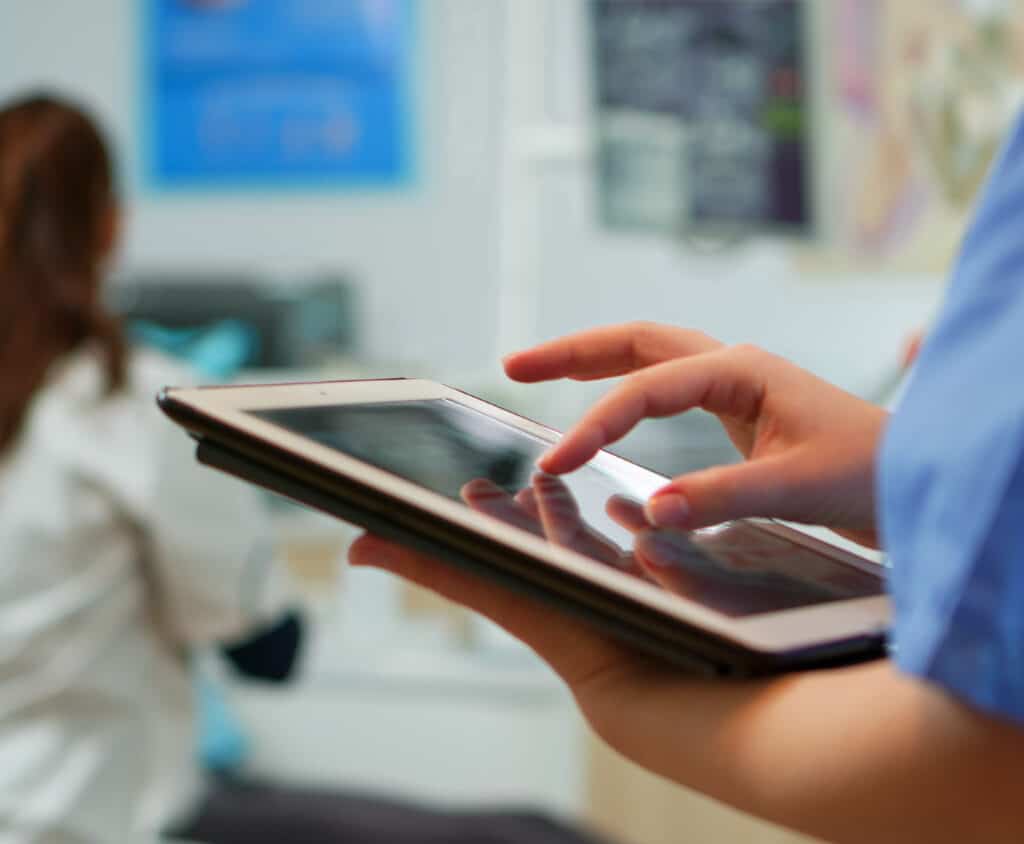 Consultazione di una radiografia sul tablet